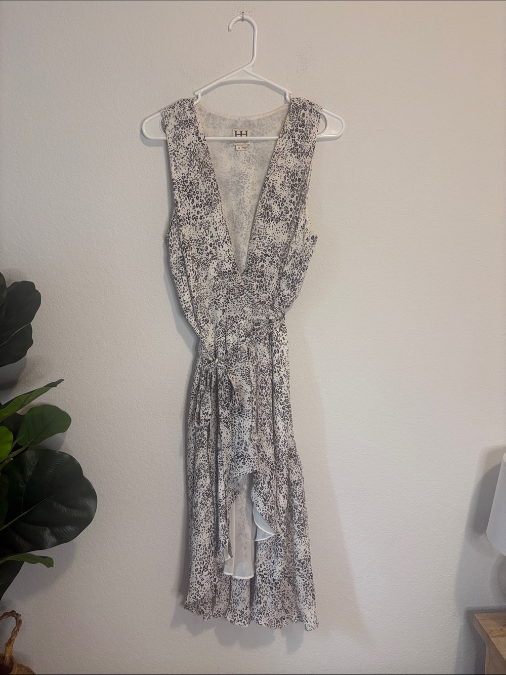 Haute Hippie Cream and black animal Printed Sleeveless Wrap Dress 100% silk M